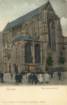 3020 Gezicht op de Domkerk te Utrecht vanaf het Munsterkerkhof uit het zuidwesten.N.B. De straatnaam Munsterkerkhof is ...